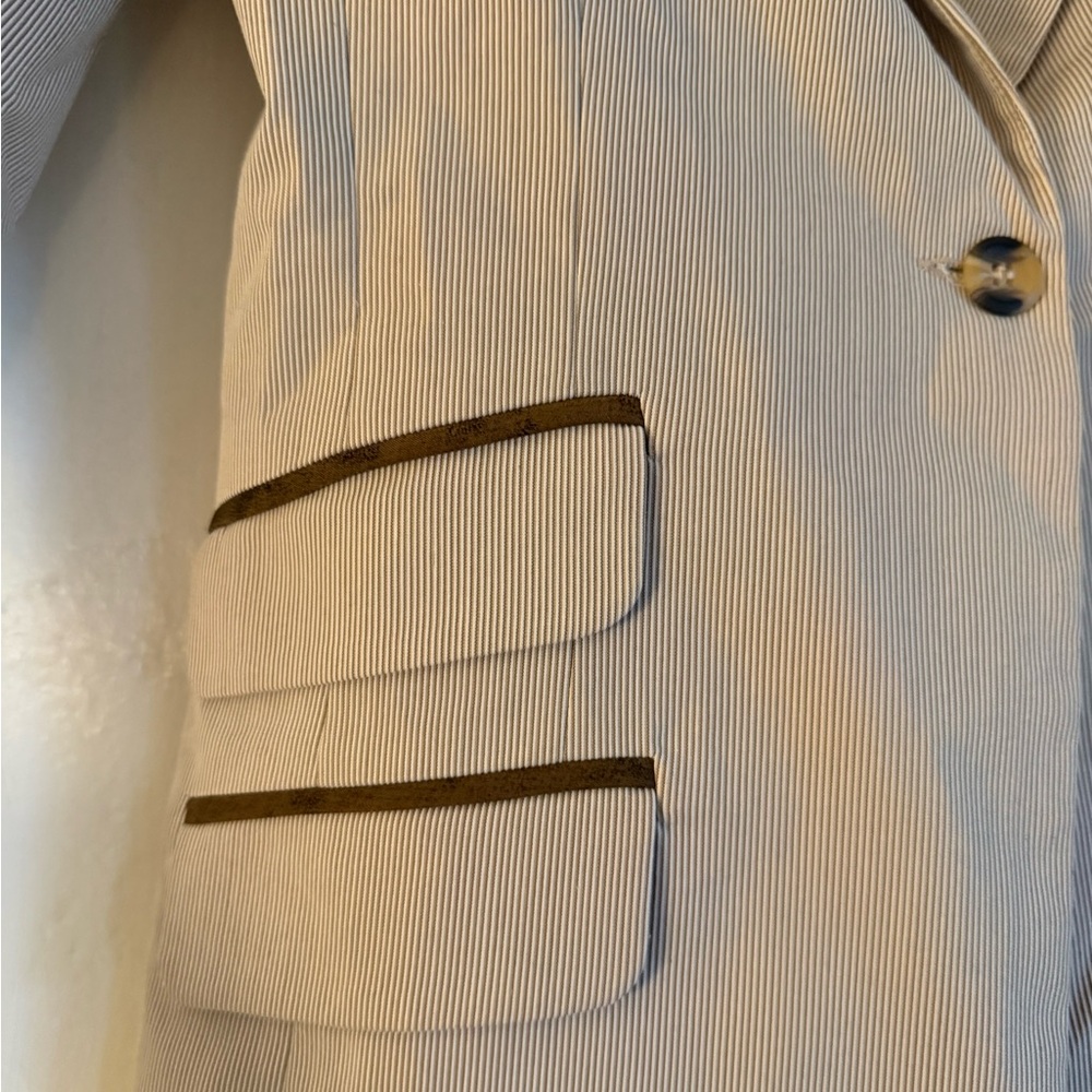 Tailored Beige Single-Button Blazer - image 5